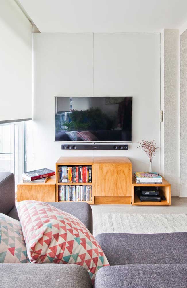 A sala de TV pequena pode ter uma decoração simples.