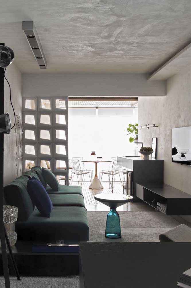 Uma sala de TV pequena e moderna valoriza qualquer espaço.
