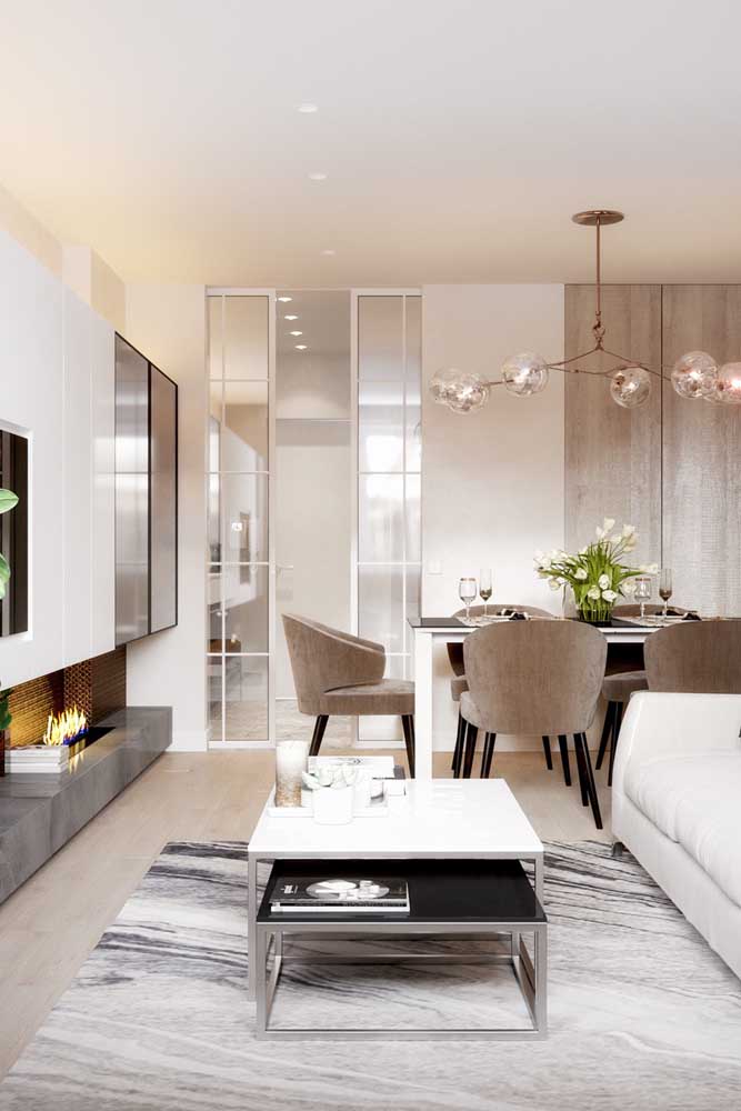 Use elementos diferenciados para decorar a sala de TV combinada com a sala de jantar.