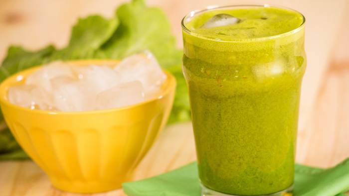 Suco verde com água de coco: mistura nutritiva e refrescante