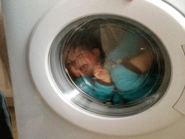Jovem coloca bebé com síndrome de Down em máquina de lavar por brincadeira