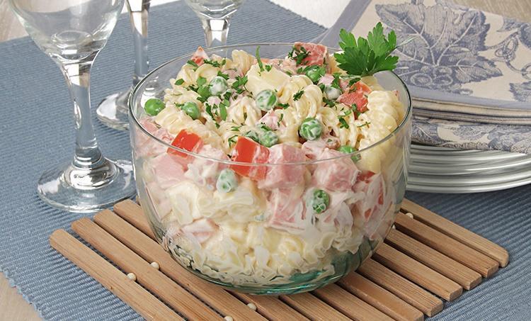 Salada de macarrão com frios. Uma delícia!