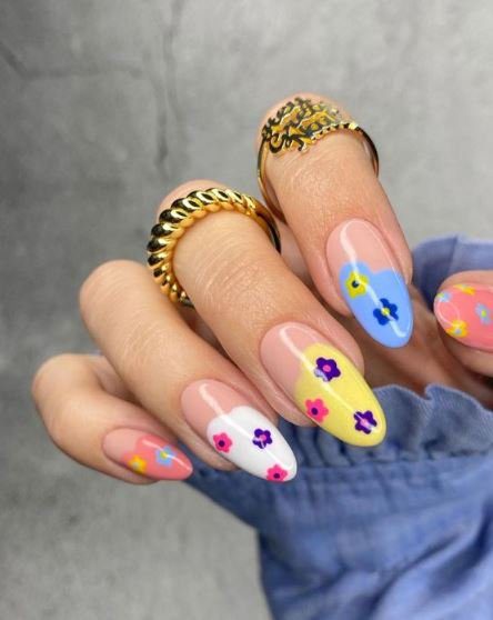 manicure com flores coloridas em cada unha