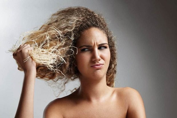 O que é um cabelo emborrachado e porque ele fica assim?