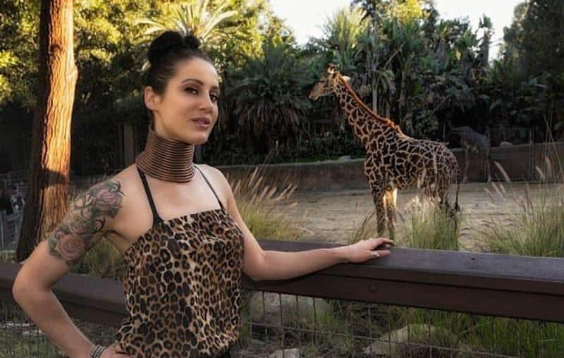 Após 5 anos, 'Mulher Girafa' tira anéis do pescoço e mostra como ficou 1