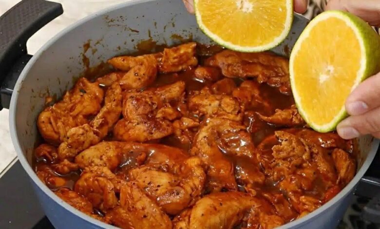 Frango na panela que desmancha na boca com suco de laranja e molho barbecue uma delícia