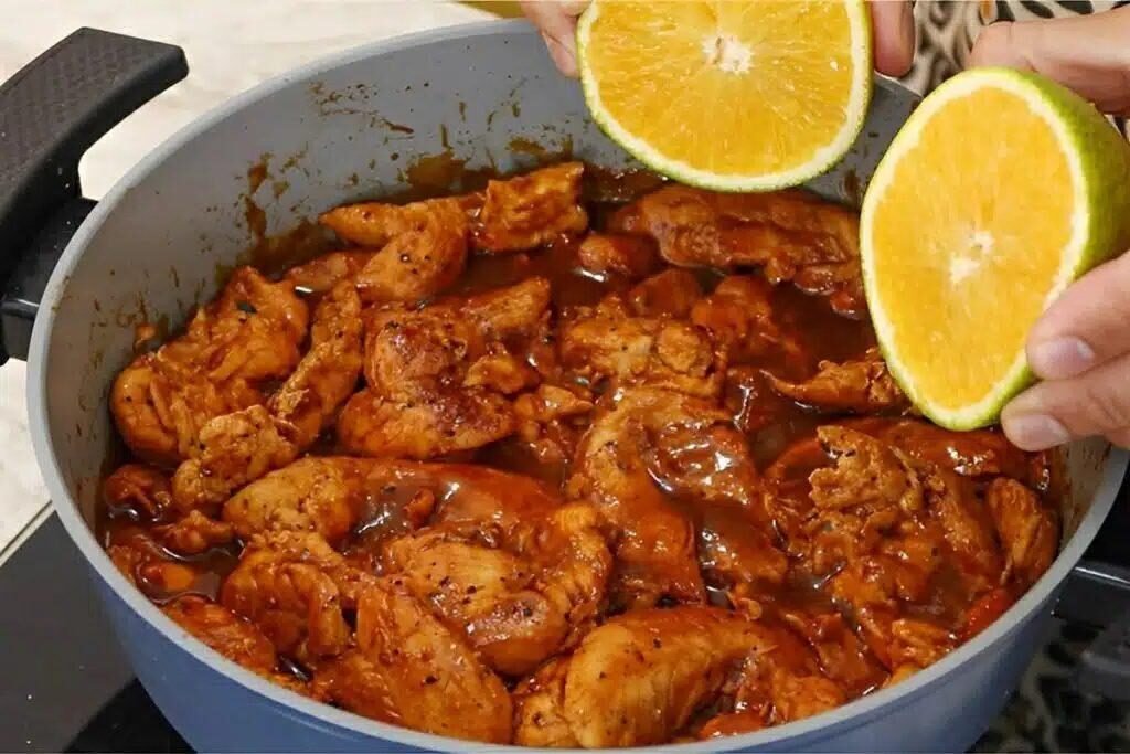 Frango na panela que desmancha na boca com suco de laranja e molho barbecue uma delícia