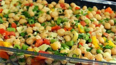 Salada de grão de bico com legumes deliciosa e refrescante para qualquer dia da semana