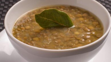Sopa de lentilha vegetariana com couve e cenoura para uma refeição saudável e nutritiva aprenda a fazer essa receita deliciosa!