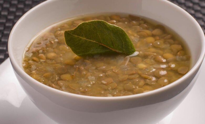 Sopa de lentilha vegetariana com couve e cenoura para uma refeição saudável e nutritiva aprenda a fazer essa receita deliciosa!
