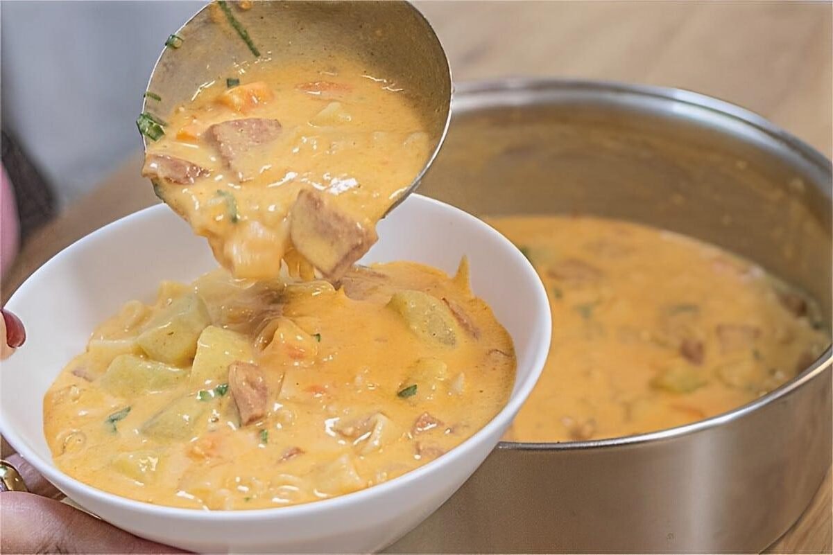 Sopa cremosa de calabresa com legumes e macarrão a melhor receita para as noites de inverno