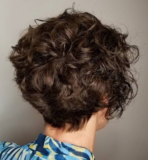 Penteado bagunçado para cabelos cacheados curtos