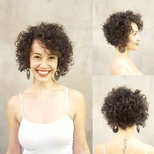 Penteado curto encaracolado Bob para um rosto comprido