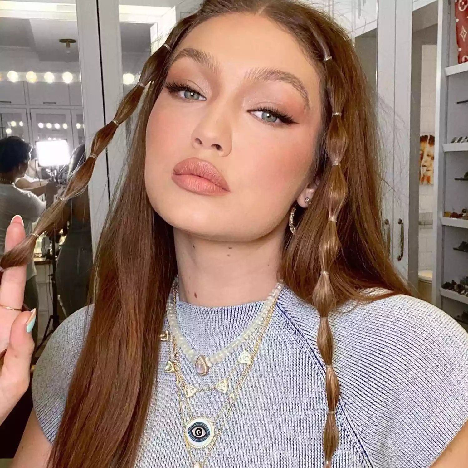 Gigi Hadid com peças em forma de bolha na moldura do rosto