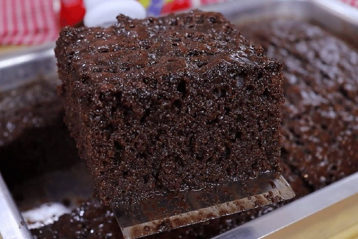 Bolo de chocolate molhadinho e macio com a receita mais fácil de todas