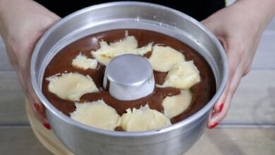 Bolo de chocolate que já sai recheado do forno