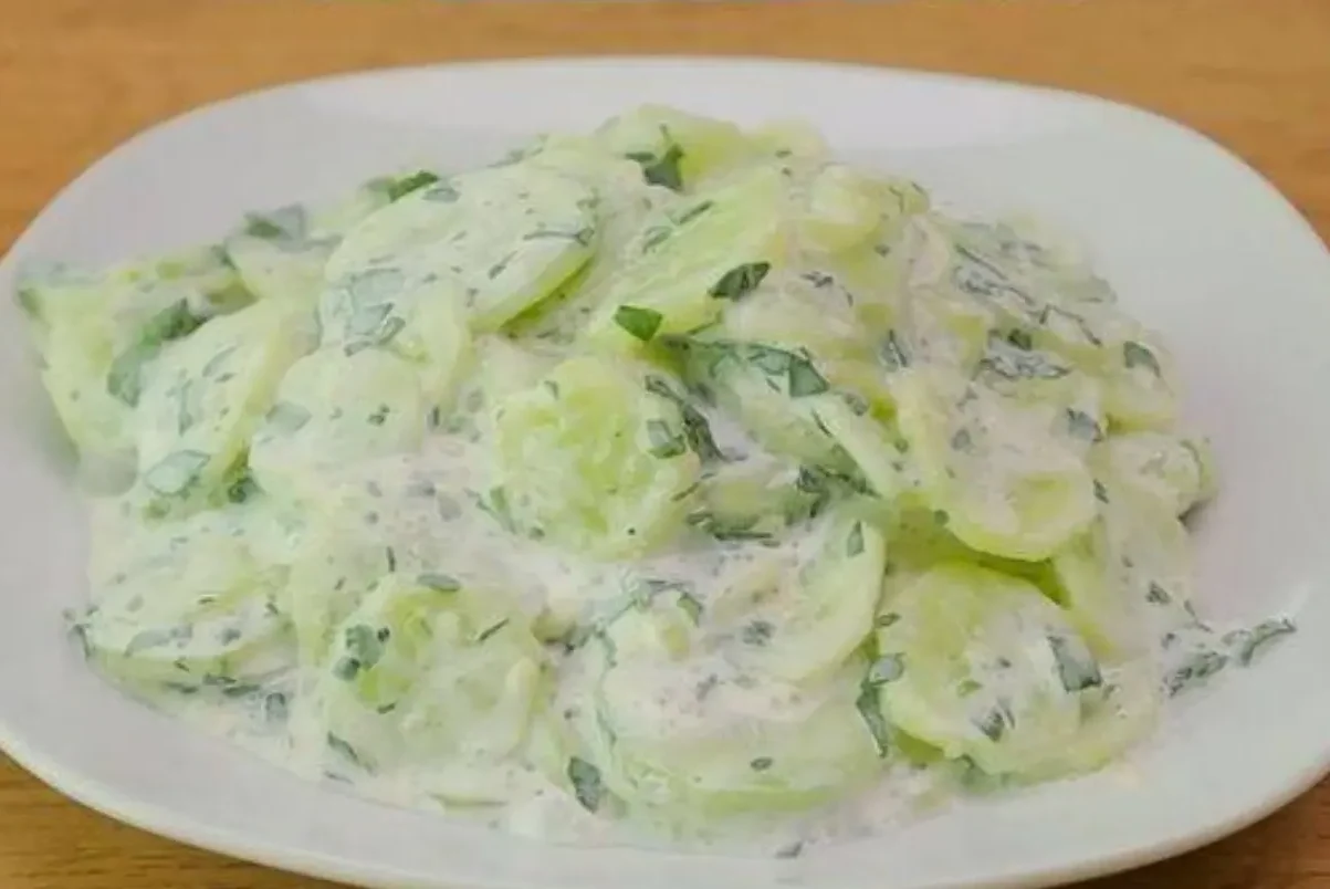 Salada de pepino chinesa a receita que está fazendo sucesso entre os famosos