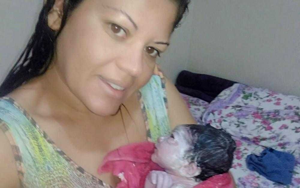 mulher dá à luz sozinha em casa no df