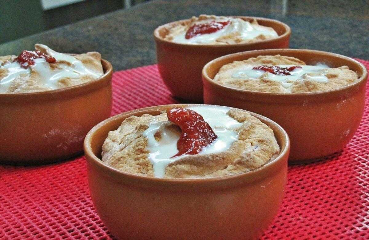 Suflê de goiabada com calda de requeijão cremoso