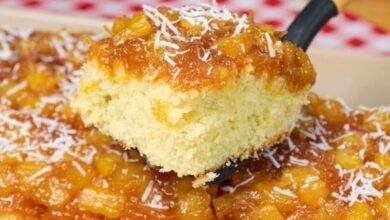 Bolo de abacaxi com coco e cobertura