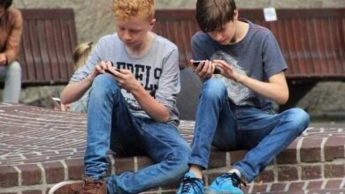Garoto processa mãe que tomou celular para que fosse estudar