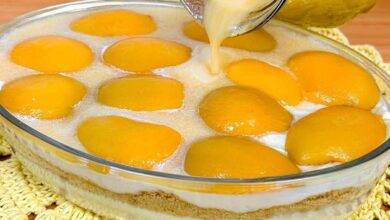 Sobremesa de preguiçoso com creme de coco e pêssegos em calda uma combinação sensacional
