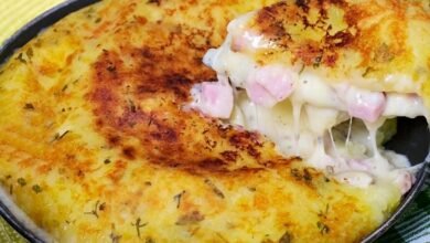 Batata recheada na travessa simples e prática de preparar para variar o cardápio do seu almoço ou jantar