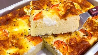 Torta salgada para o lanche com cobertura de queijo requeijão e tomates