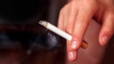 Imagem de mo segurando cigarro