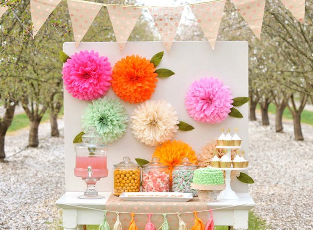 painel com pompons de papel