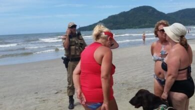 Mulher tenta expulsar deficiente visual de praia por causa de cão-guia