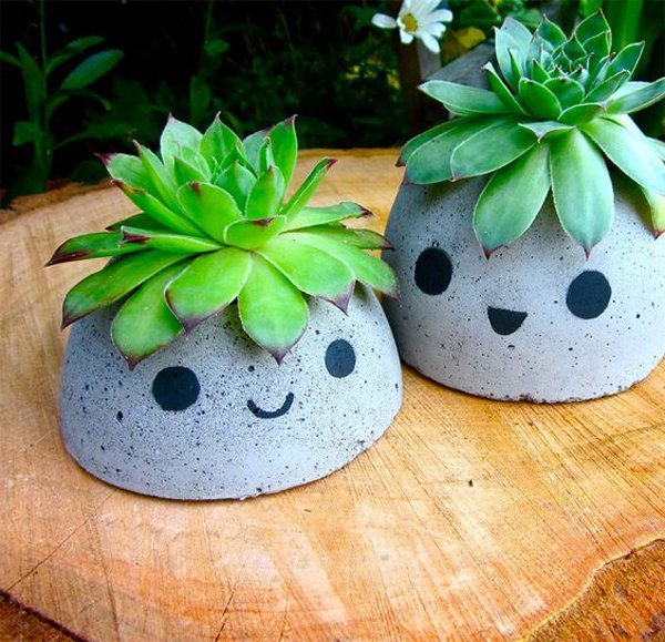 vaso de concreto com olhos