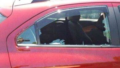Policial encontra bebê em carro trancado e quente – quebra a janela, mas se dá conta de que cometeu um erro