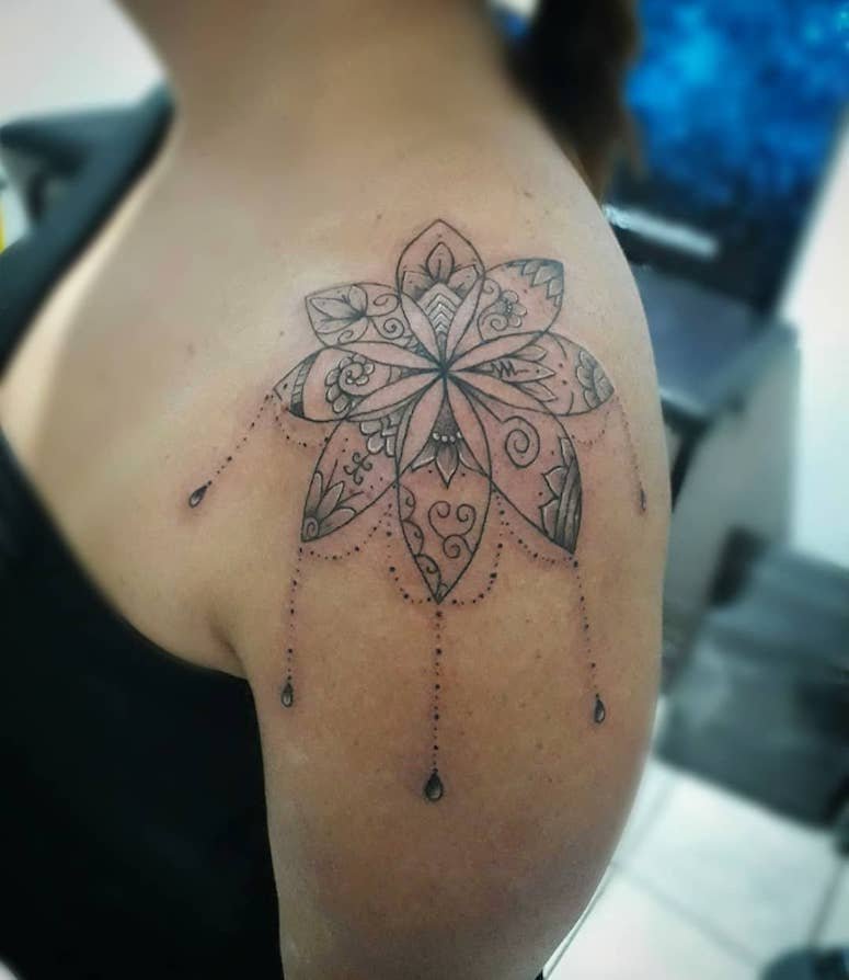 100 imagens de tatuagens femininas no ombro para te inspirar