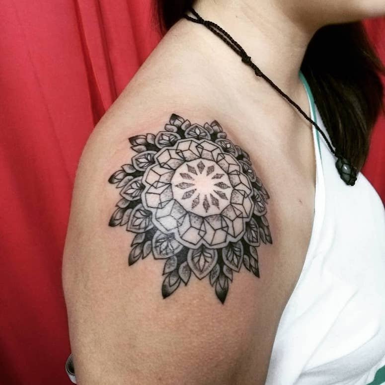 100 imagens de tatuagens femininas no ombro para te inspirar