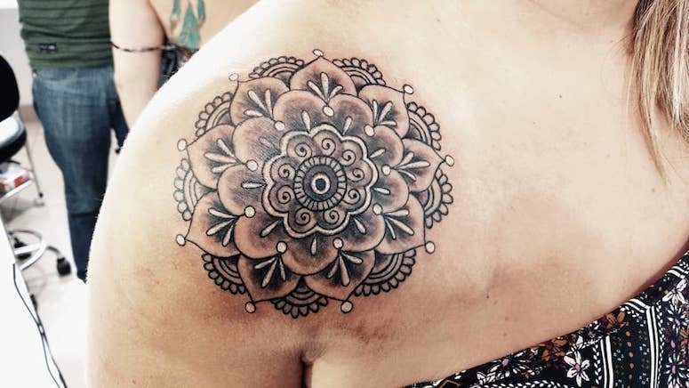 100 imagens de tatuagens femininas no ombro para te inspirar