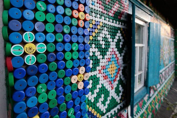 Senhora decora casa usando mais de 30 mil tampinhas de garrafa
