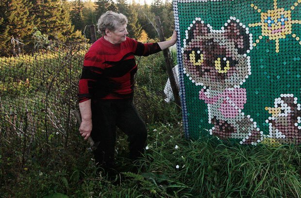 Senhora decora casa usando mais de 30 mil tampinhas de garrafa
