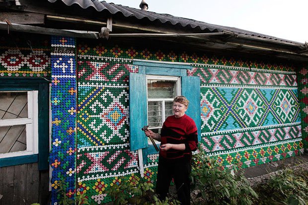 Senhora decora casa usando mais de 30 mil tampinhas de garrafa