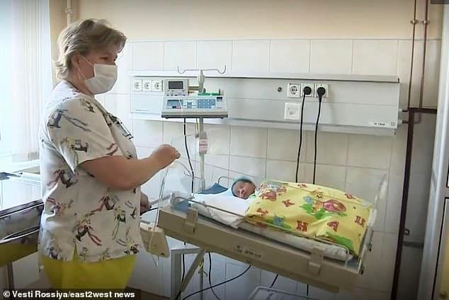 Cachorro leva o dono para o meio do mato até bebê abandonada