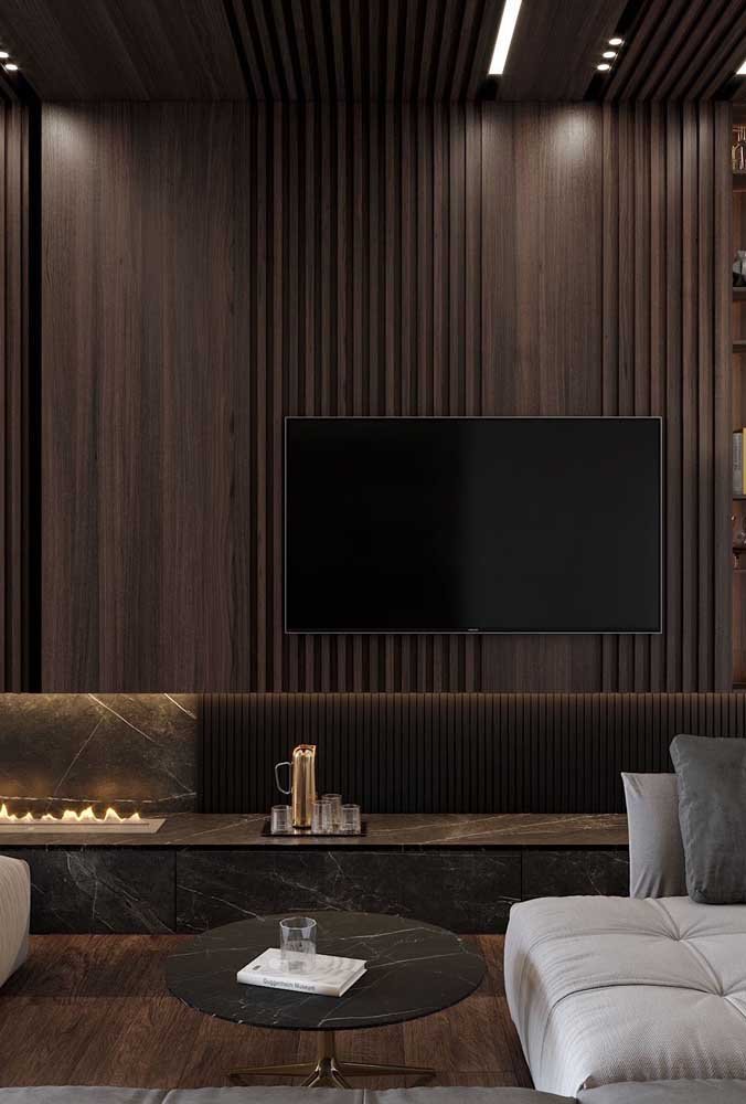 Uau! Que sala de TV pequena planejada com papel de parede mais incrível.