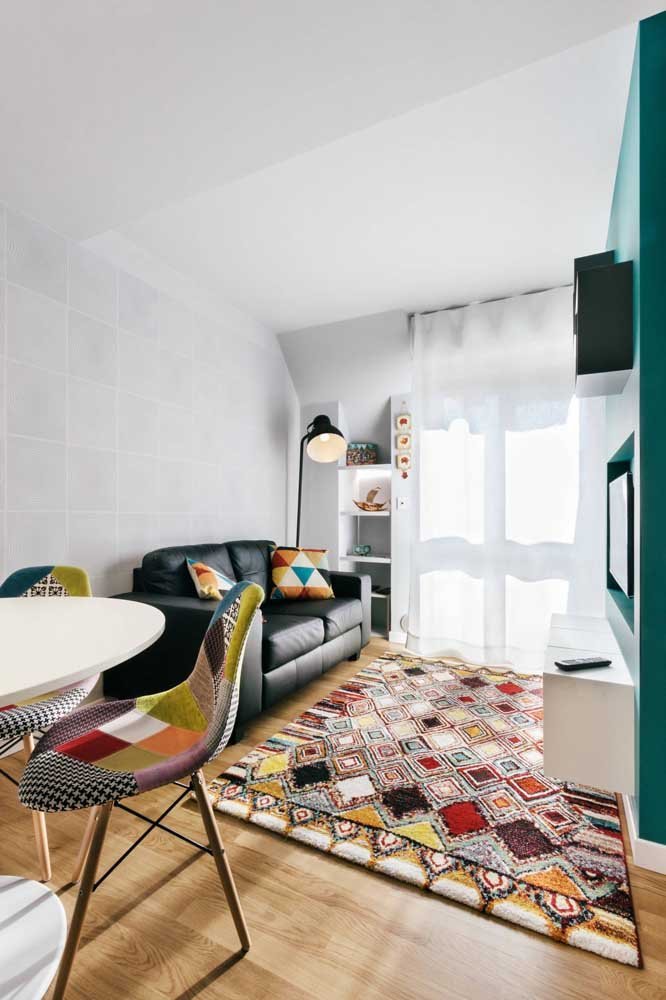 O tapete não pode faltar na decoração da sala de TV.