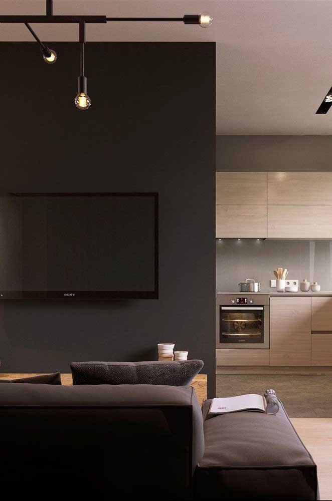 Quem disse que não é possível usar cores escuras na sala de TV?