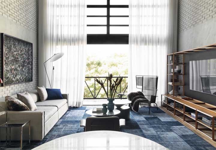Antes de montar a sala de TV defina o tamanho e posição dos móveis para não atrapalhar a circulação de pessoas.