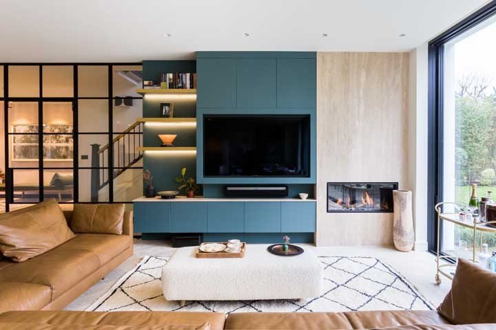 Não é porque a sala de TV é pequena que você pode não pode fazer uma decoração luxuosa.