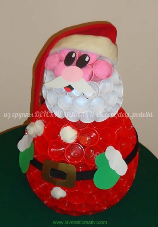Papai Noel de enfeite com copos descartáveis