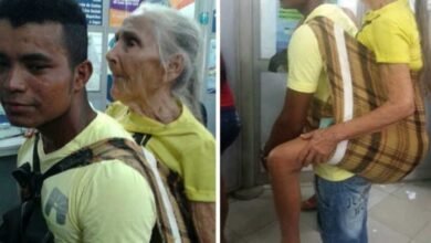 Parente carrega idosa com mais de 80 anos por mais de 3 km nas costas para ela sacar benefício