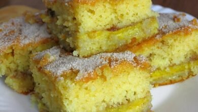 bolo de banana que já sai do forno recheado