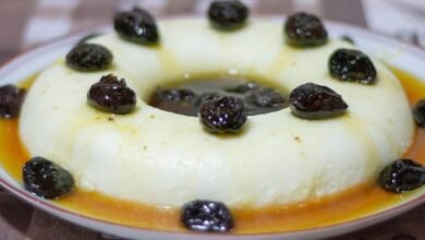 Manjar de coco com calda de ameixa uma sobremesa irresistível