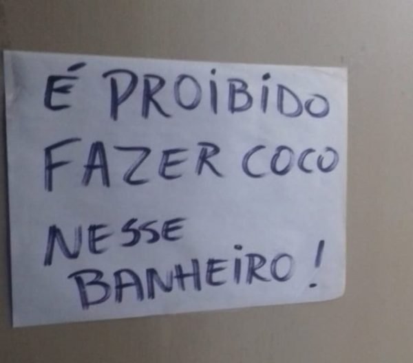 1750669454 509 17 avisos que voce so poderia ver em banheiros brasileiros